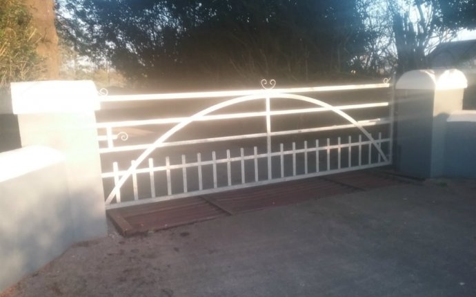 Farm gate installation